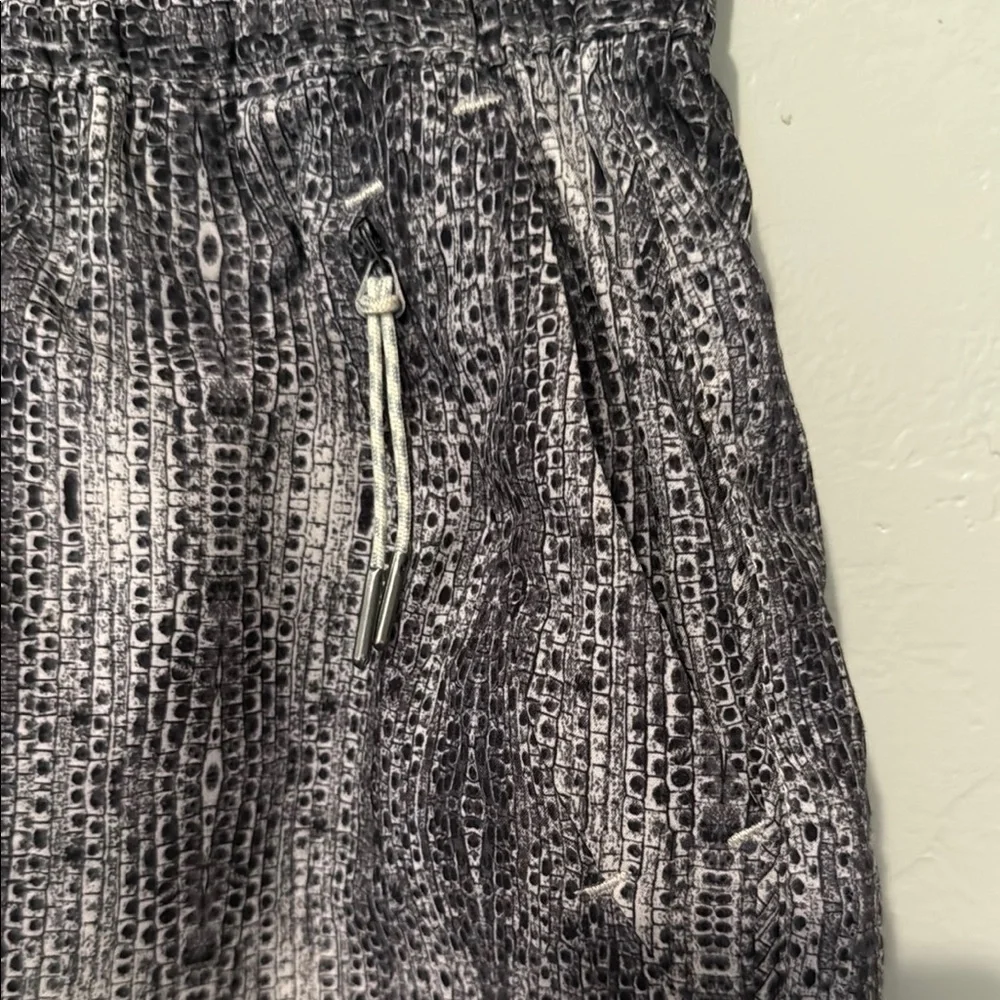 Vuori Women's Athletic Shorts in Black and Gray XSmall - Picture 3 of 8